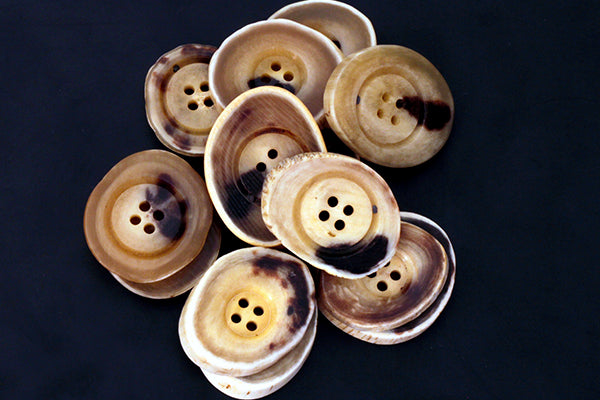 Pale edged genuine horn buttons